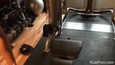 Buffed girl fucked in gym