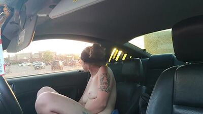 Amateur sexy naked babe masturbates in the car