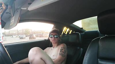 Amateur sexy naked babe masturbates in the car