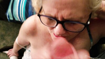 Granny sucking for messy facial 