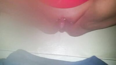 Gaping mature pussy squirting nicely 