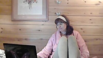 Mature lady masturbates on the webcam
