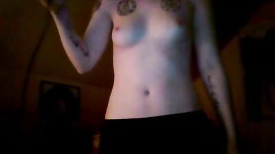 Sexy slut gets naked on the cam