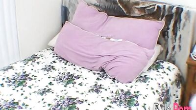 Sunshine spreads her pussy on the bed