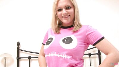 Blonde babe masturbates in her pink panties