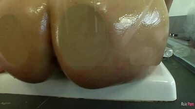 London Keys fucks her wet pussy with her fingers in the tub