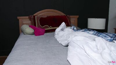 Jasmin Jai gets her feet licked and sucked on the bed