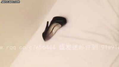 Squirting Chinese Homemade Video fucks with a dildo