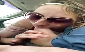 Crack whore sucking cock in the car 
