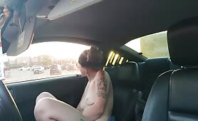 Amateur sexy naked babe masturbates in the car
