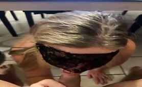 Mature horny milf gives blowjob in blindfolds 